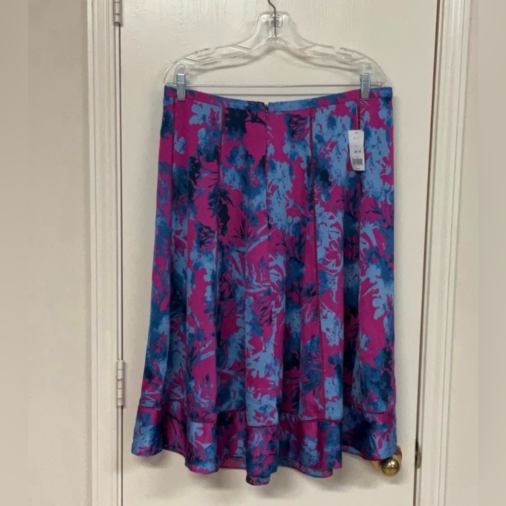 Banana Republic Skirt in Pink and Blue Floral. Size 12 - Picture 2 of 3